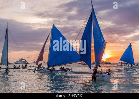 BORACAY, PHILIPPINES - 1 FÉVRIER 2018 : coucher de soleil derrière la griffe de Bangkas , bateaux à double-outrigger, île de Boracay, Philippines Banque D'Images