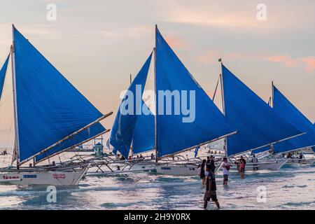 BORACAY, PHILIPPINES - 2 FÉVRIER 2018 : Bangka Paraw , bateau à double stabilisateur sur l'île de Boracay, Philippines Banque D'Images