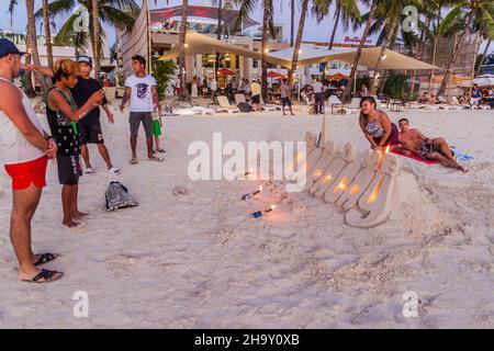 BORACAY, PHILIPPINES - 2 FÉVRIER 2018 : label Boracay fait de sable à la plage de White Beach sur l'île de Boracay, Philippines Banque D'Images