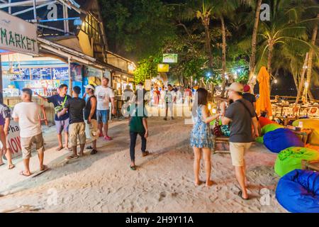 BORACAY, PHILIPPINES - 2 FÉVRIER 2018 : vue en soirée sur le sentier de la plage blanche sur l'île de Boracay, Philippines Banque D'Images