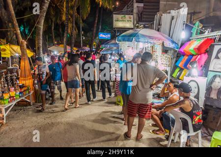 BORACAY, PHILIPPINES - 2 FÉVRIER 2018 : vue en soirée sur le sentier de la plage blanche sur l'île de Boracay, Philippines Banque D'Images