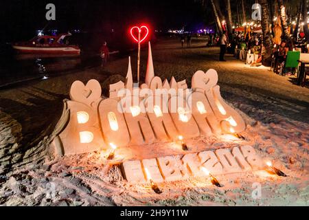 BORACAY, PHILIPPINES - 2 FÉVRIER 2018 : label Boracay fait de sable à la plage de White Beach sur l'île de Boracay, Philippines Banque D'Images