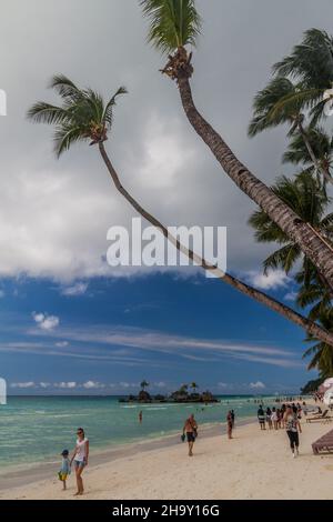 BORACAY, PHILIPPINES - 3 FÉVRIER 2018 : palmiers à la plage de White Beach sur l'île de Boracay, Philippines Banque D'Images