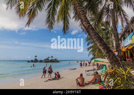 BORACAY, PHILIPPINES - 3 FÉVRIER 2018 : palmiers à la plage de White Beach sur l'île de Boracay, Philippines Banque D'Images