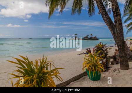 BORACAY, PHILIPPINES - 3 FÉVRIER 2018 : palmiers à la plage de White Beach sur l'île de Boracay, Philippines Banque D'Images