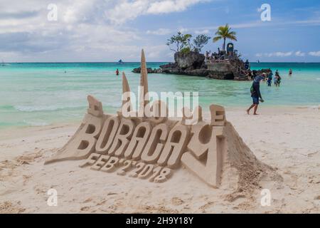 BORACAY, PHILIPPINES - 3 FÉVRIER 2018 : label Boracay fait de sable à la plage de White Beach sur l'île de Boracay, Philippines Banque D'Images