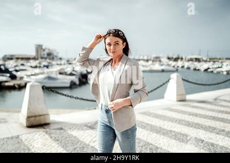 Portrait de la jeune femme marchant à bord de la marina à Faro, Portugal Banque D'Images