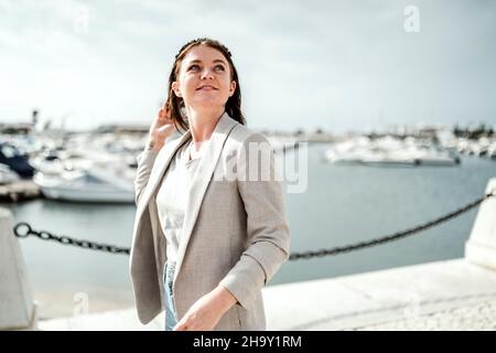 Portrait de la jeune femme marchant à bord de la marina à Faro, Portugal Banque D'Images