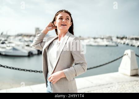 Portrait de la jeune femme marchant à bord de la marina à Faro, Portugal Banque D'Images