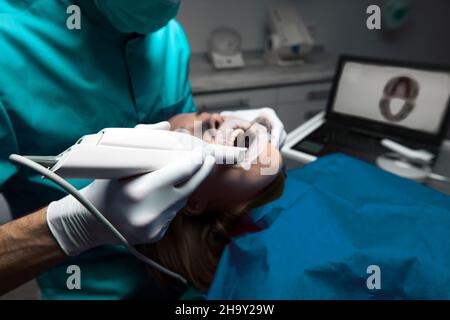 Dental 3D scanner 3Shape dans le cabinet du dentiste. Banque D'Images