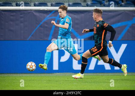 SAINT-PÉTERSBOURG, RUSSIE - DÉCEMBRE 08 : Daler Kuzyaev de Zenit Saint-Pétersbourg et Ross Barkley du FC Chelsea lors du match H de la Ligue des champions de l'UEFA entre Zenit Saint-Pétersbourg et le FC Chelsea à l'arène Gazprom le 8 décembre 2021 à Saint-Pétersbourg, en Russie.(Photo par MB Media) Banque D'Images