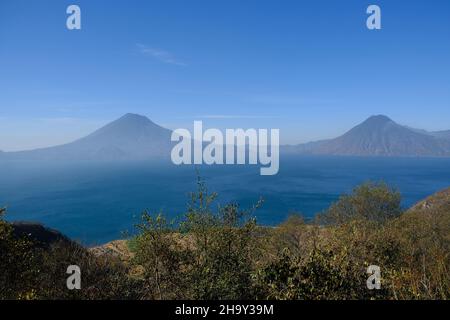 Guatemala Lac Panajachel Atitlan - Lago de Atitlan - Lac de cratère pittoresque et volcan Atitlan Banque D'Images