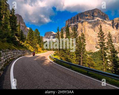 Visite en moto de Passo Sella dans les Dolomites italiens Banque D'Images