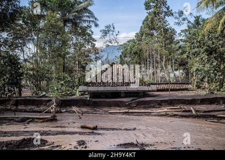 Kamar Kajang, Indonésie.09th décembre 2021.Une maison vue couverte de cendres volcaniques après l'éruption du mont Semeru à Kamar Kajang, Lumajang.Au moins 14 personnes sont mortes et des dizaines sont blessées après que le mont Semeru, un volcan de la province de Java est en Indonésie, a éclaté samedi, lançant des tours de cendres et des nuages chauds qui couvraient les villages voisins.Crédit : SOPA Images Limited/Alamy Live News Banque D'Images
