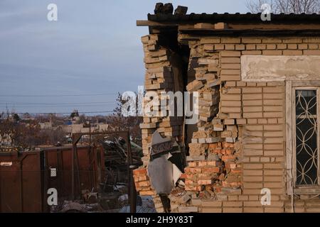 Coin de mur en ruines d'un vieux bâtiment en briques Banque D'Images