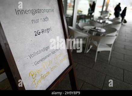 Dresde, Allemagne.09th décembre 2021.Un panneau pour la règle de 2G se trouve devant un magasin de crème glacée sur main Street.Credit: Robert Michael/dpa-Zentralbild/dpa/Alay Live News Banque D'Images