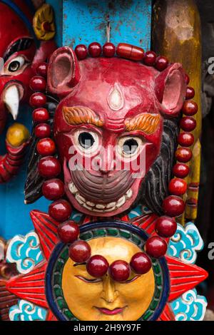 Un masque Hanuman en bois sculpté à vendre dans une cabine de vendeur dans le complexe du temple de Swayambhunath à Katmandou, au Népal. Banque D'Images