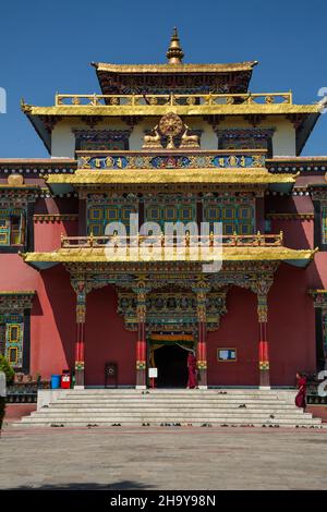 Un moine bouddhiste entre dans le temple principal du monastère Sechen Tennyi Dargyeling à Katmandou, au Népal. Banque D'Images