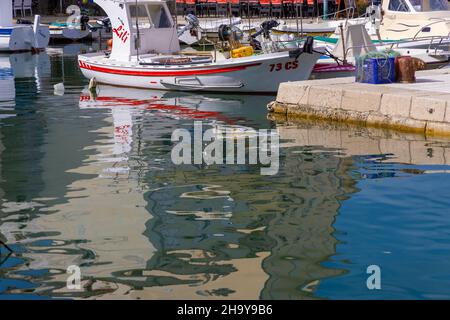 Le front de mer dans la ville de Cres sur l'île de Cres en mer Adriatique, Croatie Banque D'Images