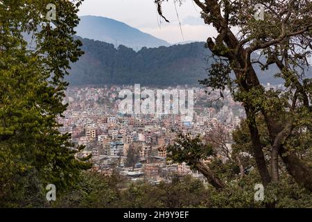 Vue sur les immeubles d'appartements de plusieurs étages dans un quartier résidentiel de Katmandou, au Népal, vu de la colline de Swayambhunath. Banque D'Images