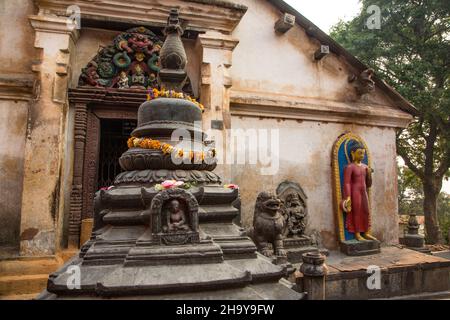 Une fleur sur un grand chaitya en pierre sculptée devant le Shantipur Shrine dans le complexe du temple de Swayambhunath à Katmandou, au Népal. Banque D'Images