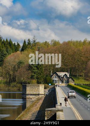 Campagne rurale pittoresque et ensoleillée (marcheurs sur la chaussée, voiture sur la route, tour de valve, maison) - réservoir de Fewston, vallée de Washburn, Yorkshire, Angleterre, Royaume-Uni. Banque D'Images