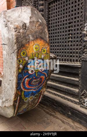 Visage de la déité hindoue, Durga, peint sur le devant du char géant Kumari Jatra pour une procession religieuse à Katmandou, Népal. Banque D'Images