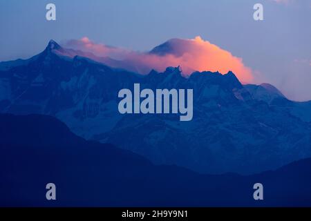 Les nuages couvrent le sommet de l'Annapurna IV et l'obscur Annapurna II derrière dans l'Himalaya népalais.Dhampus, Népal. Banque D'Images