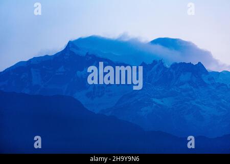 Les nuages couvrent le sommet de l'Annapurna IV et l'obscur Annapurna II derrière dans l'Himalaya népalais.Dhampus, Népal. Banque D'Images