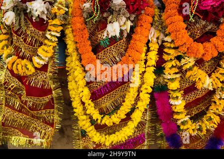 Guirlande Marigold à vendre au temple hindou Dakshinkali dans la vallée de Katmandou au Népal. Banque D'Images