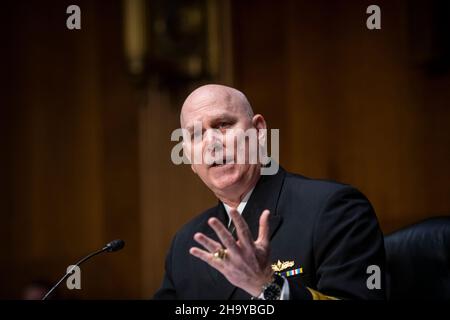 Washington, États-Unis d'Amérique.08th décembre 2021.L'amiral Christopher W. Grady, USN, comparaît devant une audience de nomination du Comité sénatorial des services armés pour son renouvellement de mandat au grade d'amiral et pour être vice-président des chefs d'état-major interarmées, dans l'édifice Dirksen du Bureau du Sénat à Washington, DC, le mercredi 8 décembre 2021.Crédit: Rod Lamkey/CNP/Sipa USA crédit: SIPA USA/Alay Live News Banque D'Images