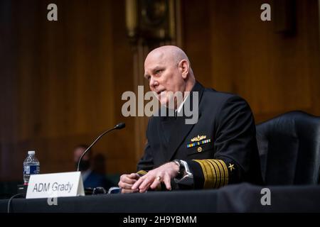 Washington, États-Unis d'Amérique.08th décembre 2021.L'amiral Christopher W. Grady, USN, comparaît devant une audience de nomination du Comité sénatorial des services armés pour son renouvellement de mandat au grade d'amiral et pour être vice-président des chefs d'état-major interarmées, dans l'édifice Dirksen du Bureau du Sénat à Washington, DC, le mercredi 8 décembre 2021.Crédit: Rod Lamkey/CNP/Sipa USA crédit: SIPA USA/Alay Live News Banque D'Images