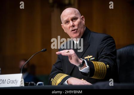 L'amiral Christopher W. Grady, USN, comparaît devant une audience de nomination du Comité sénatorial des services armés pour son renouvellement de mandat au grade d'amiral et pour être vice-président des chefs d'état-major interarmées, dans l'édifice Dirksen du Bureau du Sénat à Washington, DC, le mercredi 8 décembre 2021.Crédit: Rod Lamkey / CNP/Sipa USA Banque D'Images