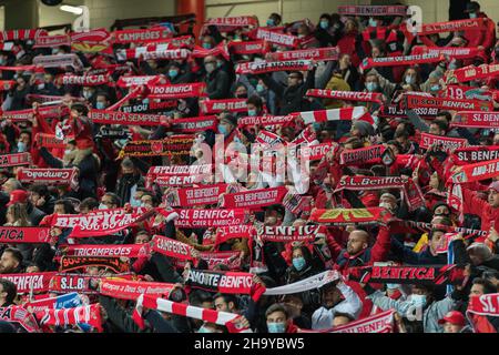 08 décembre 2021.Lisbonne, Portugal.Supporters de Benfica lors du match de la manche 6th du Groupe E pour la Ligue des champions de l'UEFA, Benfica vs Dynamo Kiev crédit: Alexandre de Sousa/Alay Live News Banque D'Images