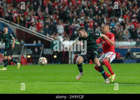 Lisbonne, Portugal.08th décembre 2021.08 décembre 2021.Lisbonne, Portugal.Le défenseur de Dynamo Kiev de l'Ukraine Oleksandr Syrota (34) et l'avant-poste de Benfica du Brésil Everton (7) en action pendant le match de la série 6th du Groupe E pour la Ligue des champions de l'UEFA, Benfica vs Dynamo Kiev crédit: Alexandre de Sousa/Alay Live News Banque D'Images