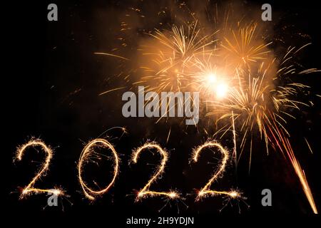 nouvelle année 2022 avec des sparkers sur fond noir.Feux d'artifice dans le ciel Banque D'Images