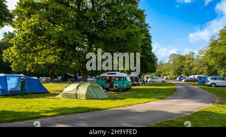 Camping-cars et tentes dressent sur le terrain de camping de Cobleland pendant l'été dans le parc national de Trossachs, en Écosse Banque D'Images