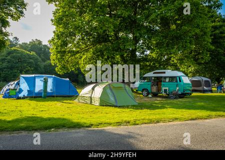 Camping-cars et tentes dressent sur le terrain de camping de Cobleland pendant l'été dans le parc national de Trossachs, en Écosse Banque D'Images