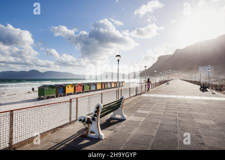 Les cabines de plage colorées de St James, Western Cape, Afrique du Sud Banque D'Images