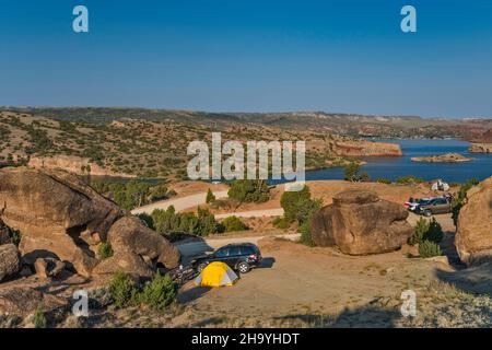 Campings au terrain de camping Cottonwood Beach, au-dessus du réservoir Alcova sur la rivière North Platte, près d'Alcova, Wyoming, USA Banque D'Images