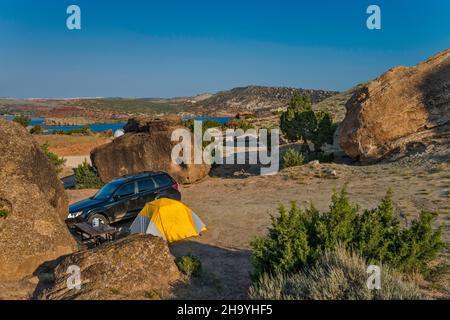 Camping au terrain de camping Cottonwood Beach, sur le réservoir d'Alcova sur la rivière North Platte, près d'Alcova, Wyoming, USA Banque D'Images