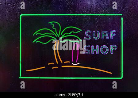 Enseigne Neon Surf Shop dans la fenêtre à pluie Banque D'Images