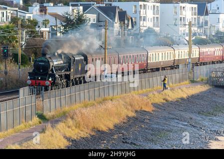 LMS Stanier Black Five locomotive à vapeur transportant un train Steam Dreams de Southend on Sea, Essex à Oxford, en passant par Chalkwell Banque D'Images