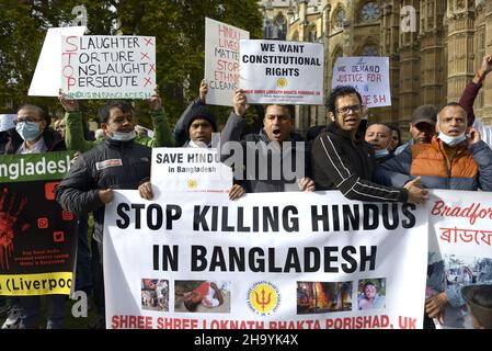 Londres, Royaume-Uni.27th octobre 2021.Bangladesh Hindu Association proteste à Westminster au sujet du traitement des hindous et d'autres minorités au Bangladesh. Banque D'Images