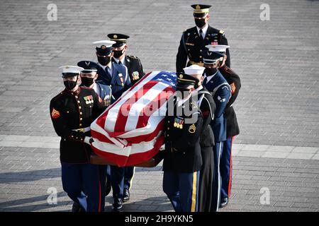 Washington, États-Unis.09th décembre 2021.Le dossier de l'ancien sénateur américain Bob Dole arrive au Capitole des États-Unis à Washington, DC, où il sera dans l'État le 9 décembre 2021.(Photo par Pool/Sipa USA) crédit: SIPA USA/Alay Live News Banque D'Images