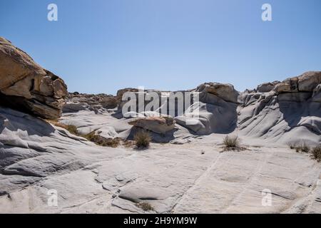 Formation de roche grise en granit formée par le sel de mer et le fond du vent.Kotymbithres Paros île Grèce.Ciel bleu, jour ensoleillé Banque D'Images