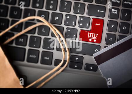 Internet shopping concept avec gros plan du clavier avec le panier tiré dans la clé entrer carte de crédit et sac d'achats.Vue de dessus. Banque D'Images
