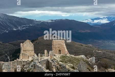 Ruines du village de Calascio dans les Abruzzes en Italie Banque D'Images