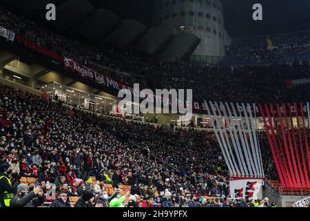 Milan, Italie.07th décembre 2021.Les fans assistent à l'UEFA Champions League 2021/22 Group Stage - match de football du groupe B entre l'AC Milan et le Liverpool FC au stade Giuseppe Meazza, Milan, Italie, le 07 décembre 2021 Credit: Independent photo Agency/Alay Live News Banque D'Images