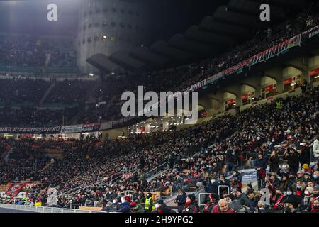 Milan, Italie.07th décembre 2021.Les fans assistent à l'UEFA Champions League 2021/22 Group Stage - match de football du groupe B entre l'AC Milan et le Liverpool FC au stade Giuseppe Meazza, Milan, Italie, le 07 décembre 2021 Credit: Independent photo Agency/Alay Live News Banque D'Images